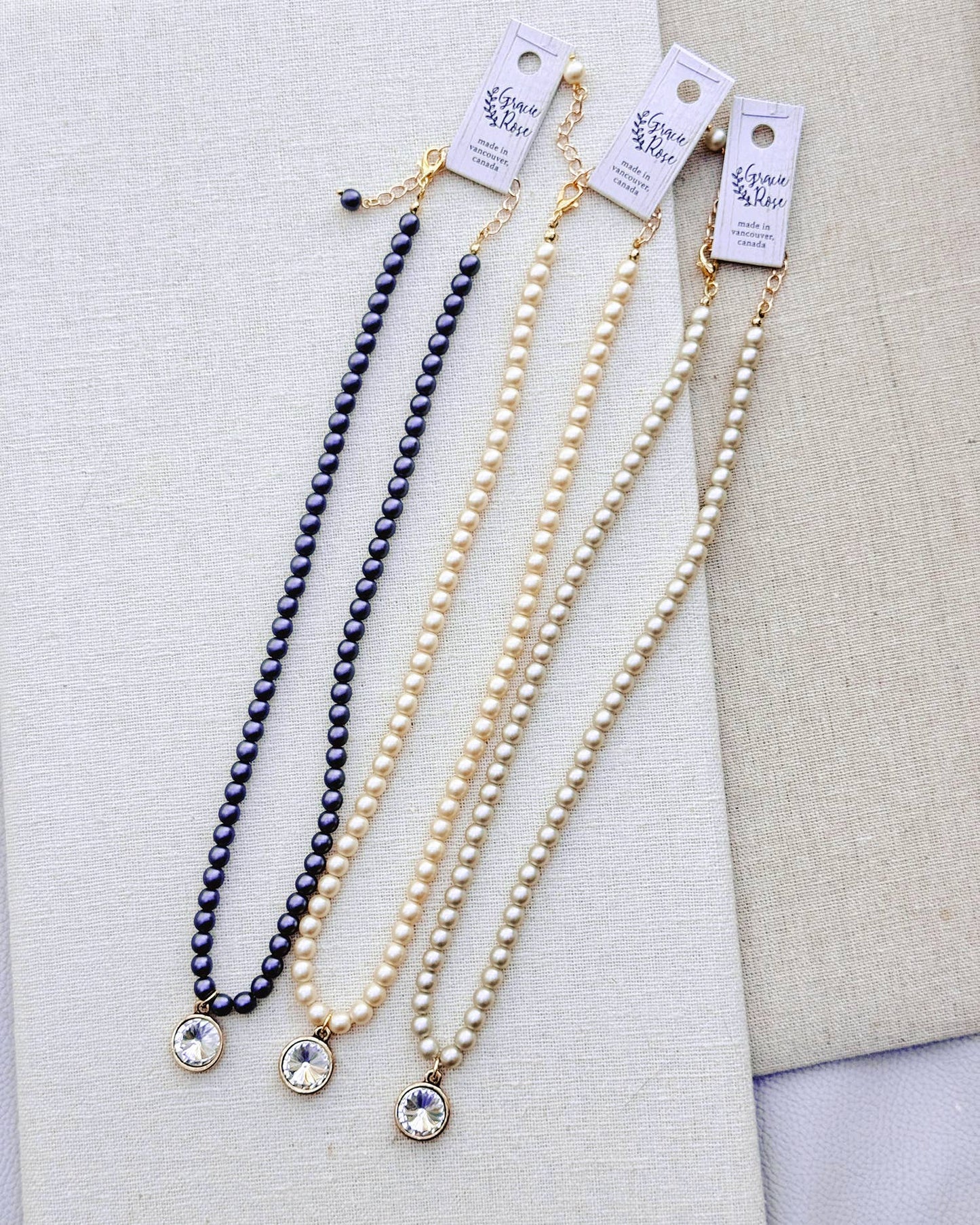 Collier Pendentif en Perles Colorées et Strass à Lustre Mat: Gris Foncé