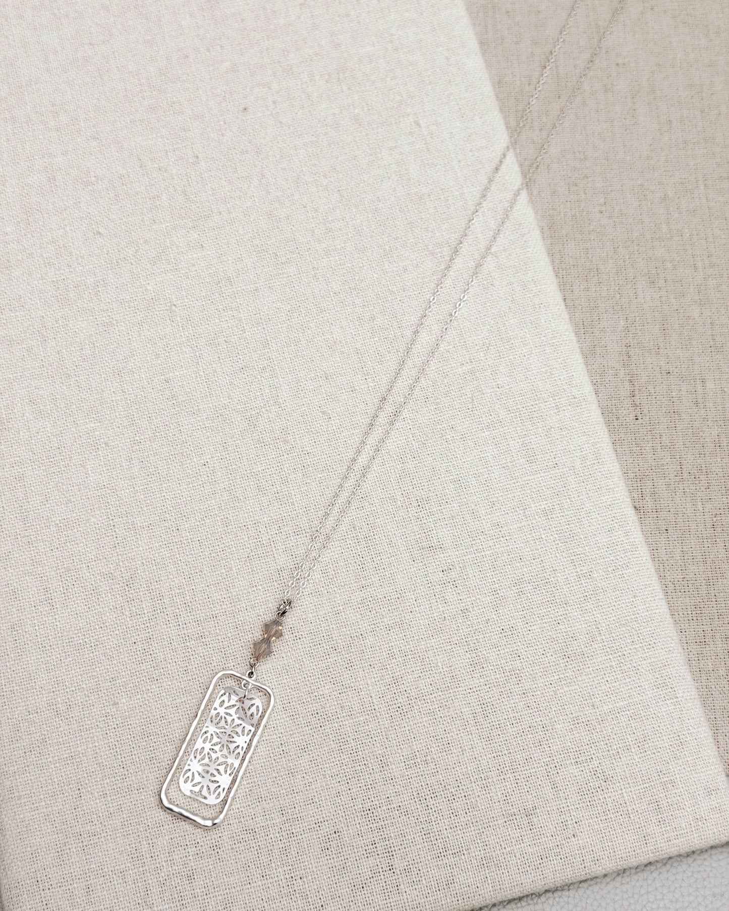 Collier à pendentif contrasté en cristal filigrané en argent mat