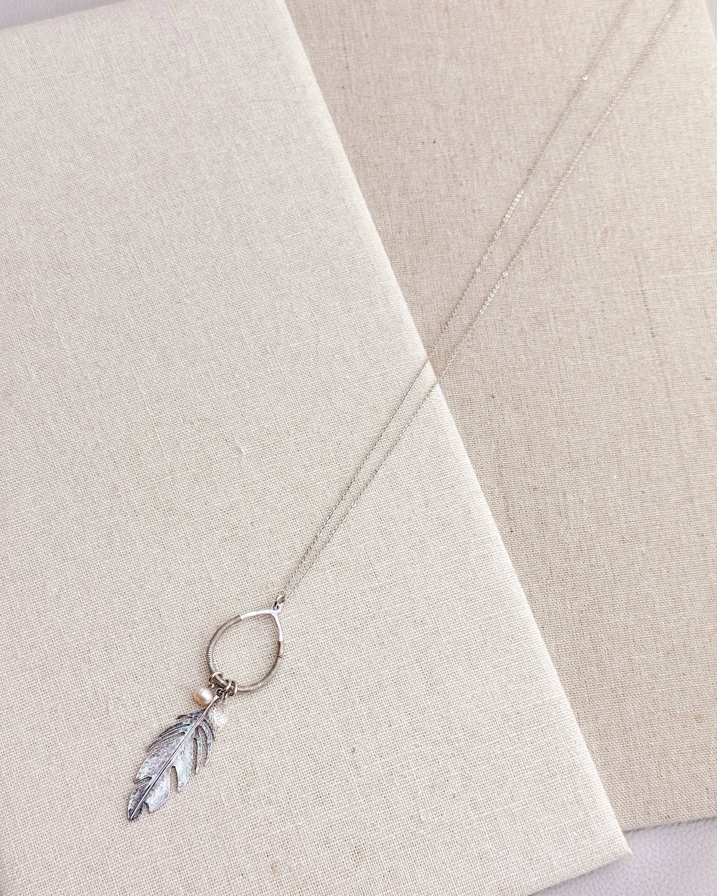 Collier en argent avec pendentif plume vintage en perles et cristaux.