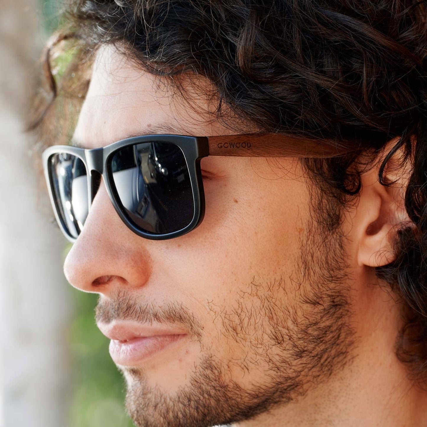 Lunettes de soleil carrées en bois de noyer avec verres polarisés noirs