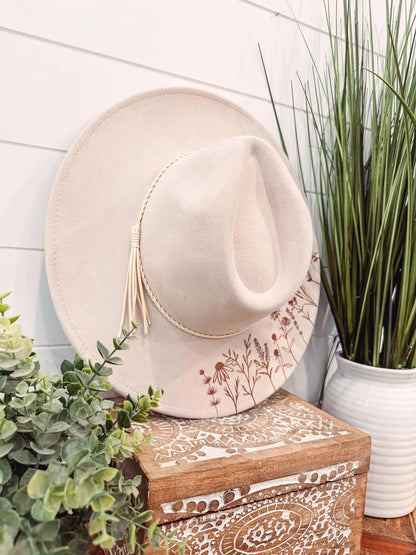 Chapeau Décoratif  floral gravé: Rose poussiéreux