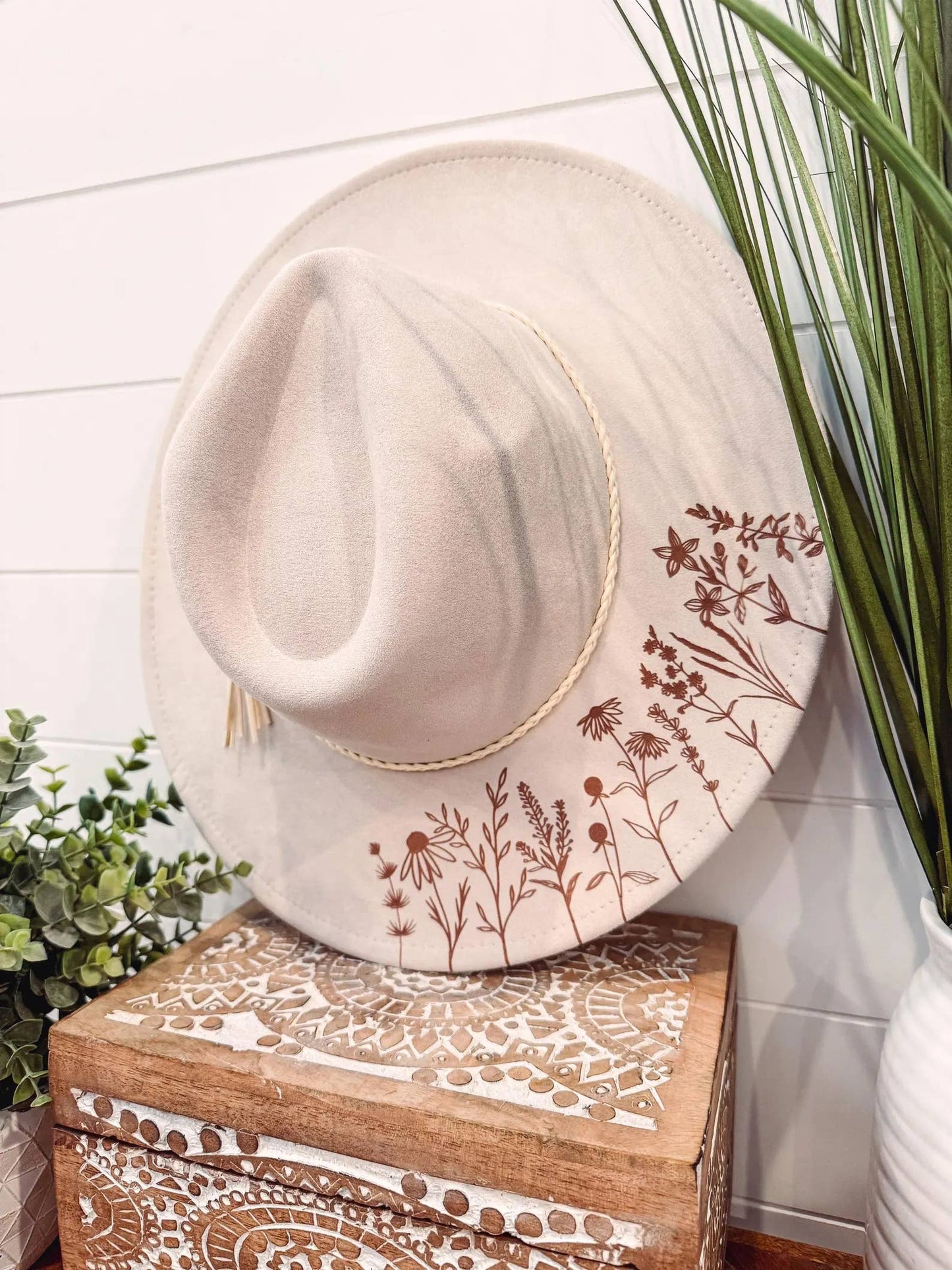 Chapeau Décoratif  floral gravé: Rose poussiéreux