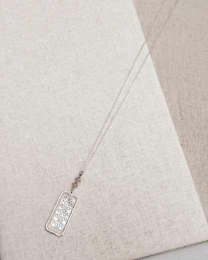 Collier à pendentif contrasté en cristal filigrané en argent mat