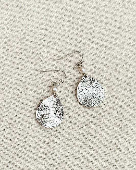Boucles d'oreilles pendantes goutte martelée et perle d'eau douce: Argent