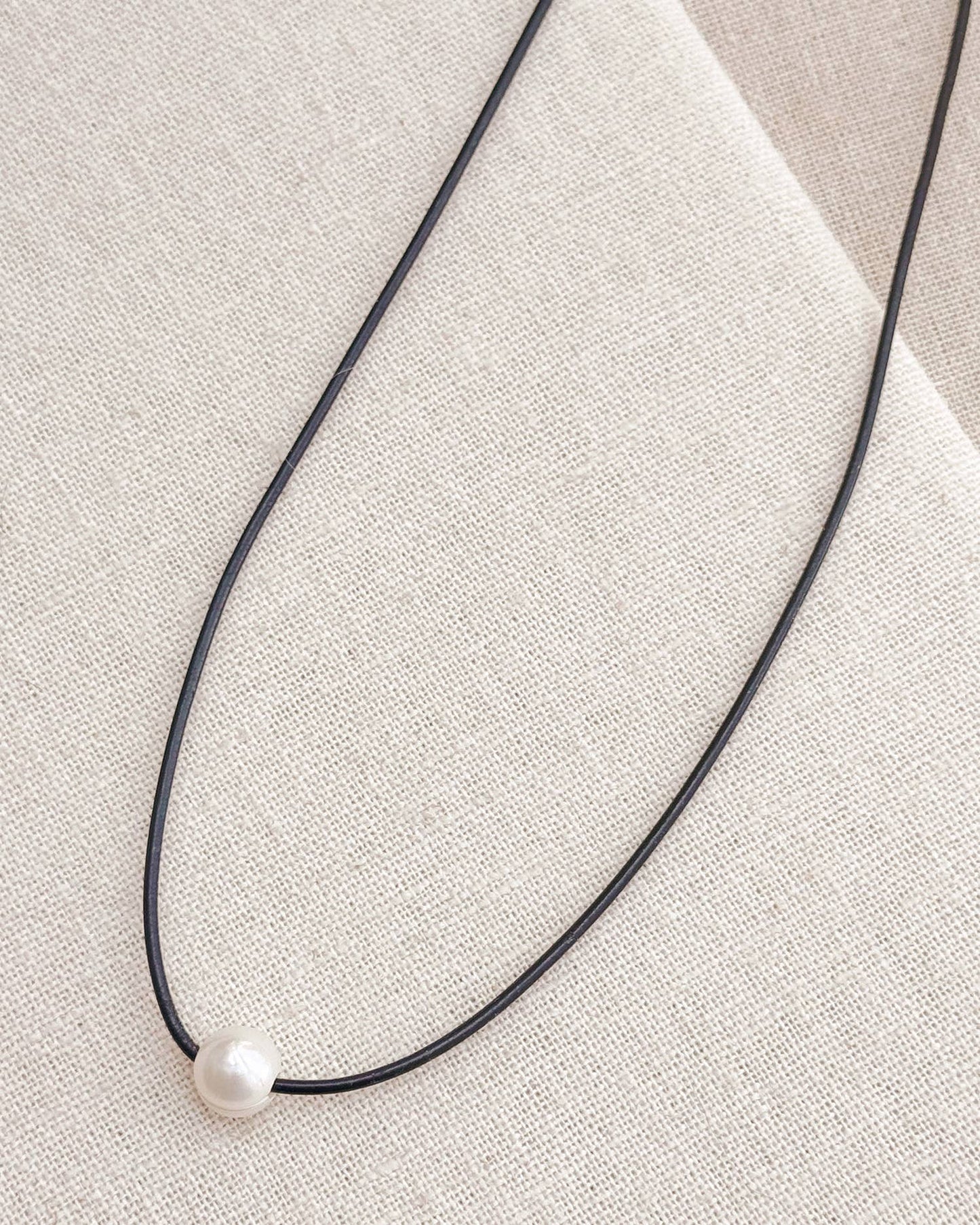 Collier Minimaliste en Cuir avec Grande Perle d'Eau Douce