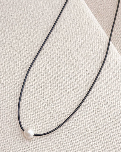 Collier Minimaliste en Cuir avec Grande Perle d'Eau Douce