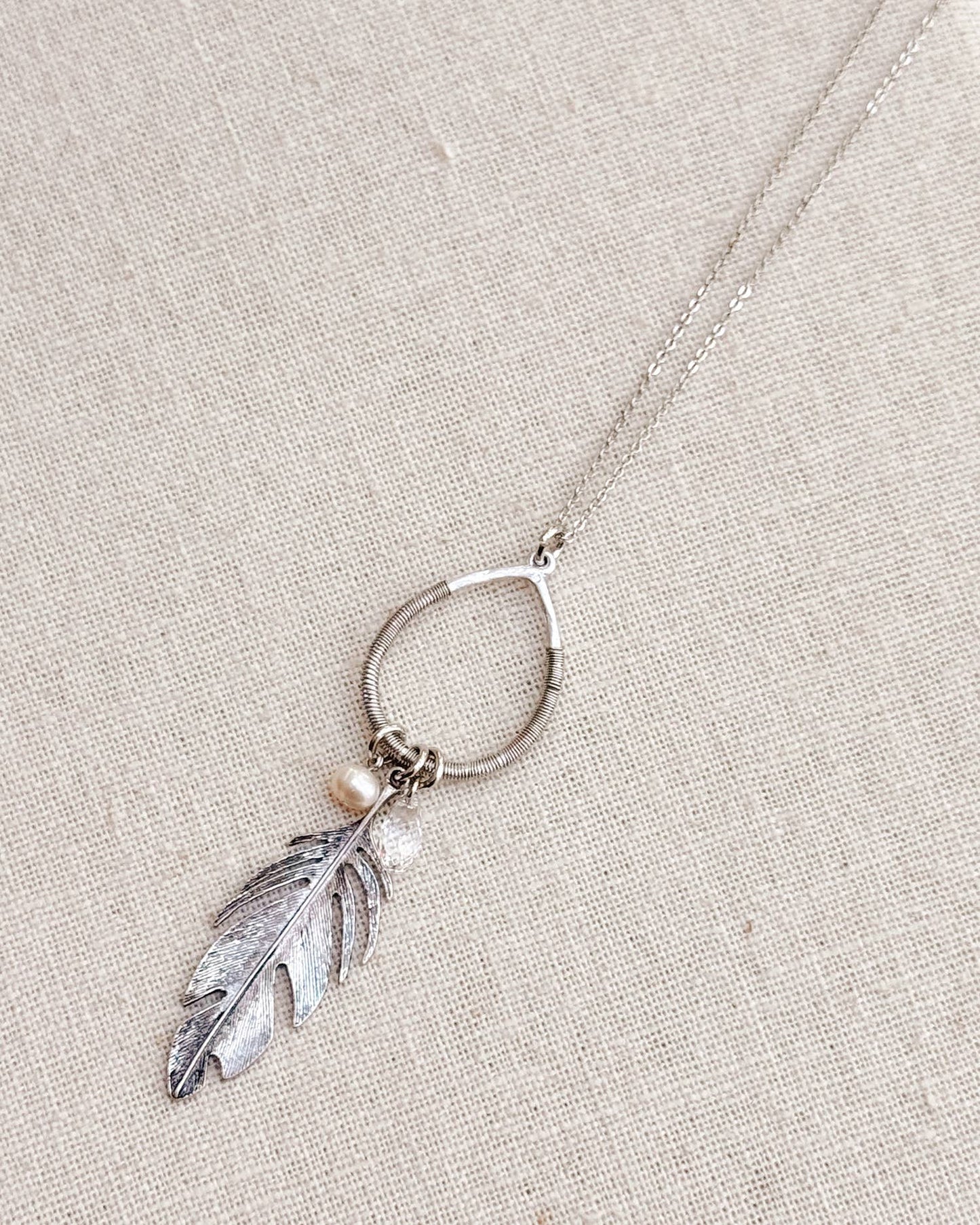 Collier en argent avec pendentif plume vintage en perles et cristaux.
