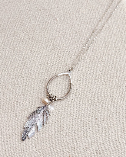 Collier en argent avec pendentif plume vintage en perles et cristaux.