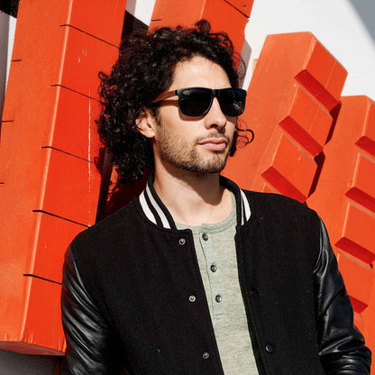 Lunettes de soleil carrées en bois de noyer avec verres polarisés noirs