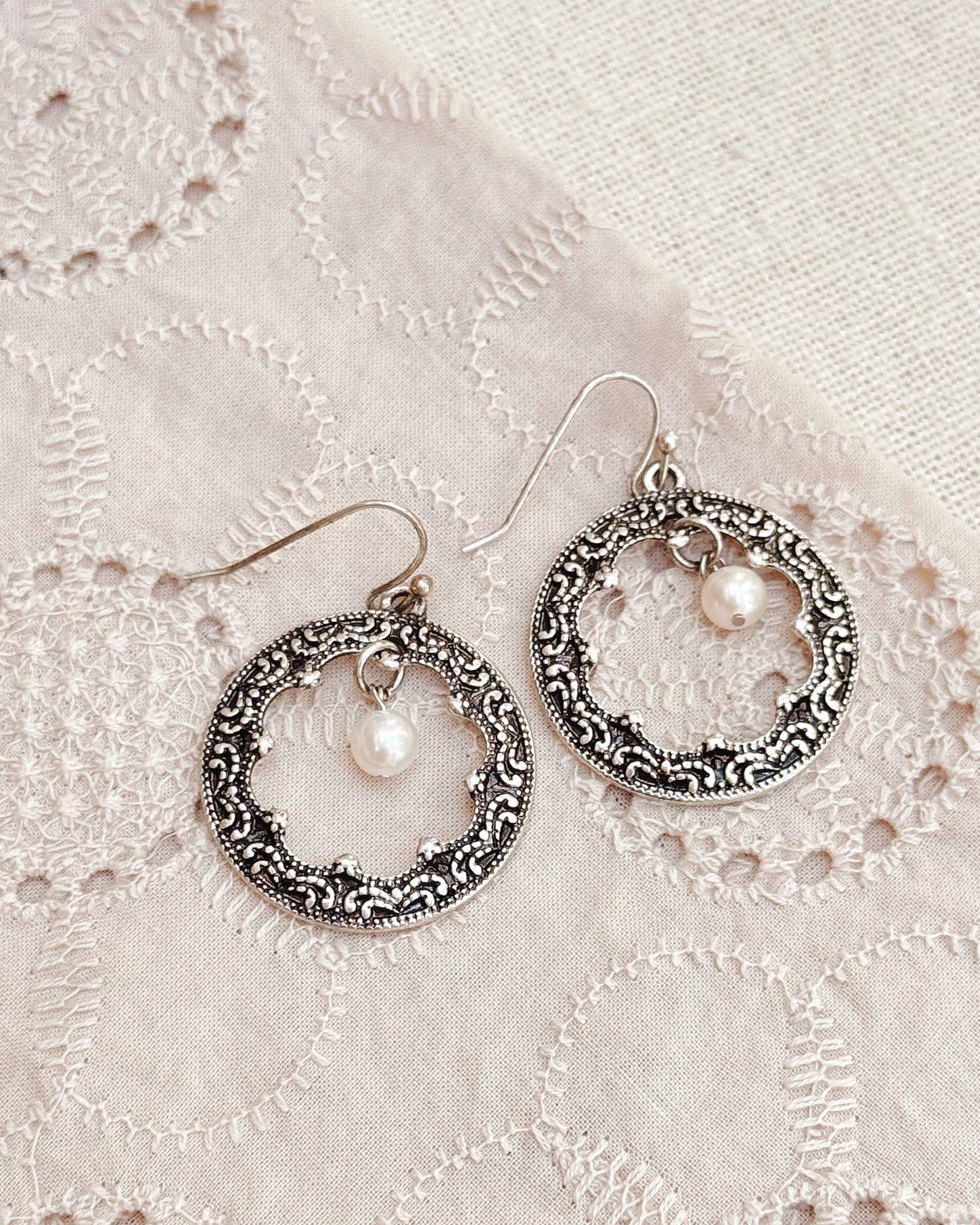 Boucles d'oreilles créoles texturées en argent avec breloques en perles
