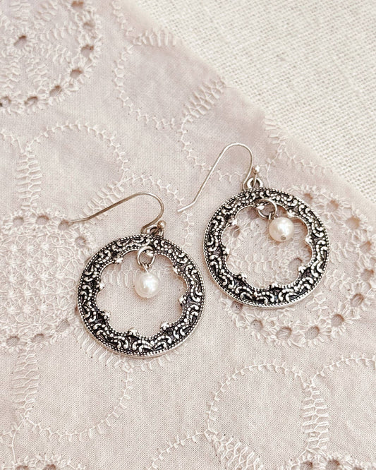Boucles d'oreilles créoles texturées en argent avec breloques en perles