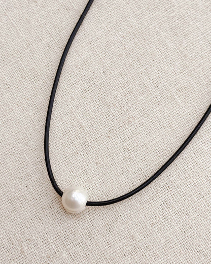 Collier Minimaliste en Cuir avec Grande Perle d'Eau Douce