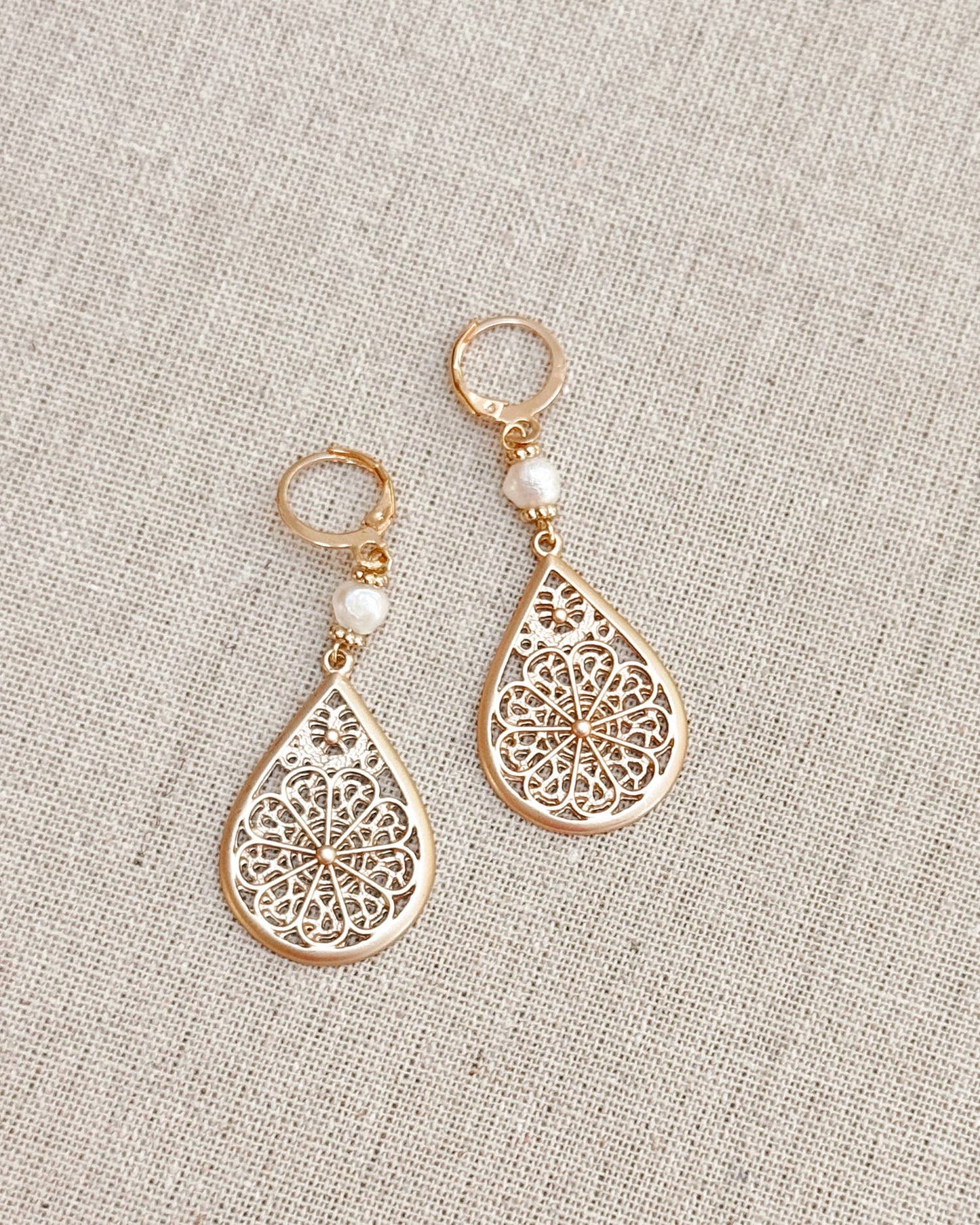 Boucles d'oreilles goutte en filigrane – Accent perle: Ton Or