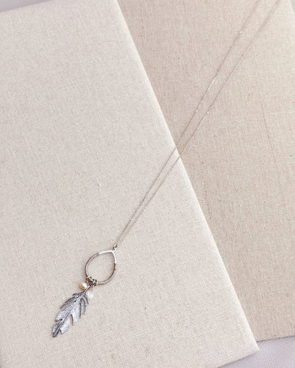 Collier en argent avec pendentif plume vintage en perles et cristaux.