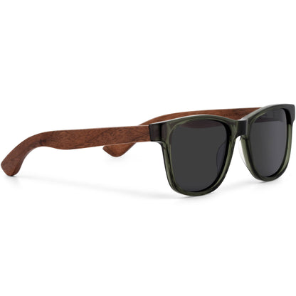 Lunettes de soleil en noyer monture verte verres polarisés noirs