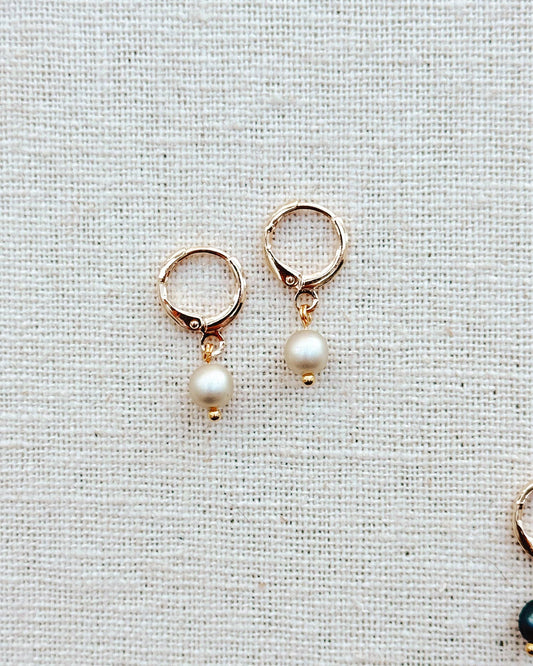 Boucles d'oreilles minimalistes mates lustrées avec perles pendantes.: Gris clair