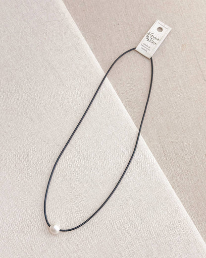 Collier Minimaliste en Cuir avec Grande Perle d'Eau Douce