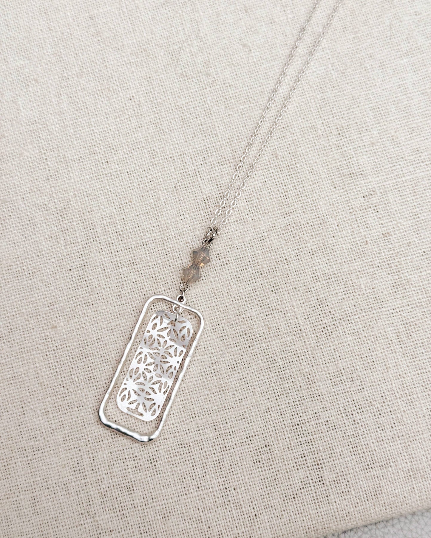 Collier à pendentif contrasté en cristal filigrané en argent mat