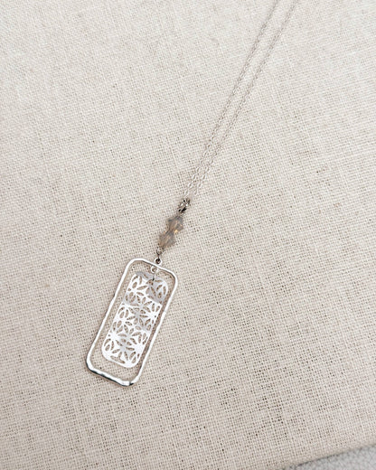 Collier à pendentif contrasté en cristal filigrané en argent mat