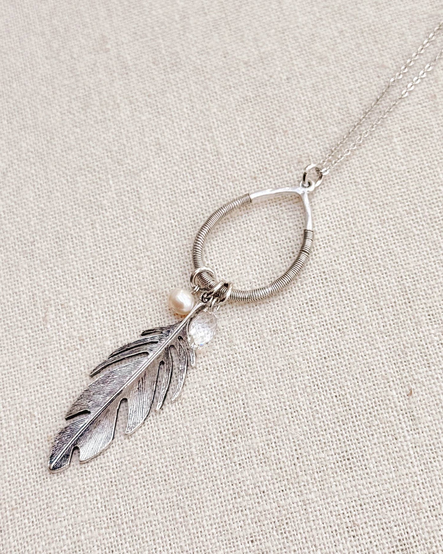 Collier en argent avec pendentif plume vintage en perles et cristaux.