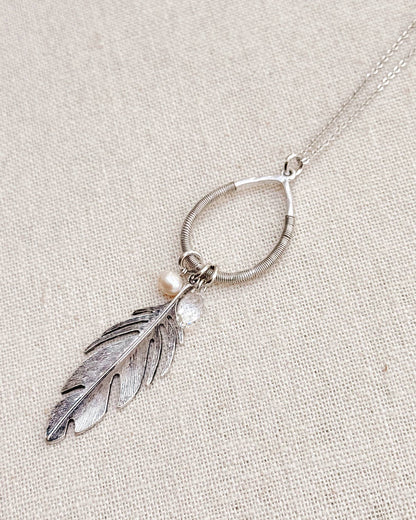 Collier en argent avec pendentif plume vintage en perles et cristaux.