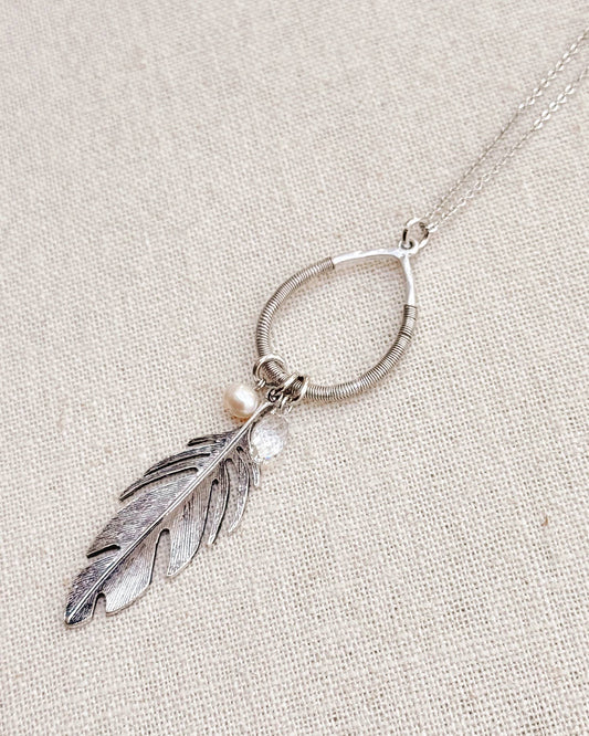 Collier en argent avec pendentif plume vintage en perles et cristaux.