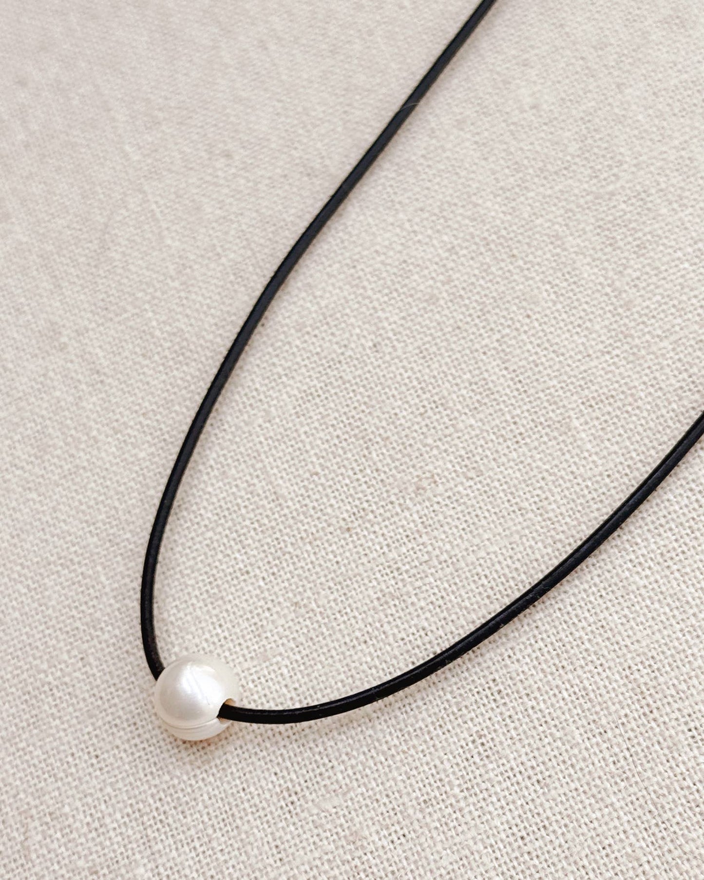 Collier Minimaliste en Cuir avec Grande Perle d'Eau Douce