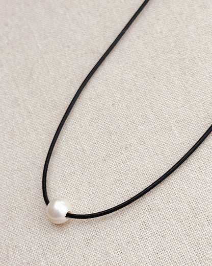 Collier Minimaliste en Cuir avec Grande Perle d'Eau Douce