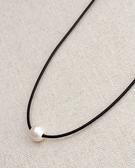Collier Minimaliste en Cuir avec Grande Perle d'Eau Douce