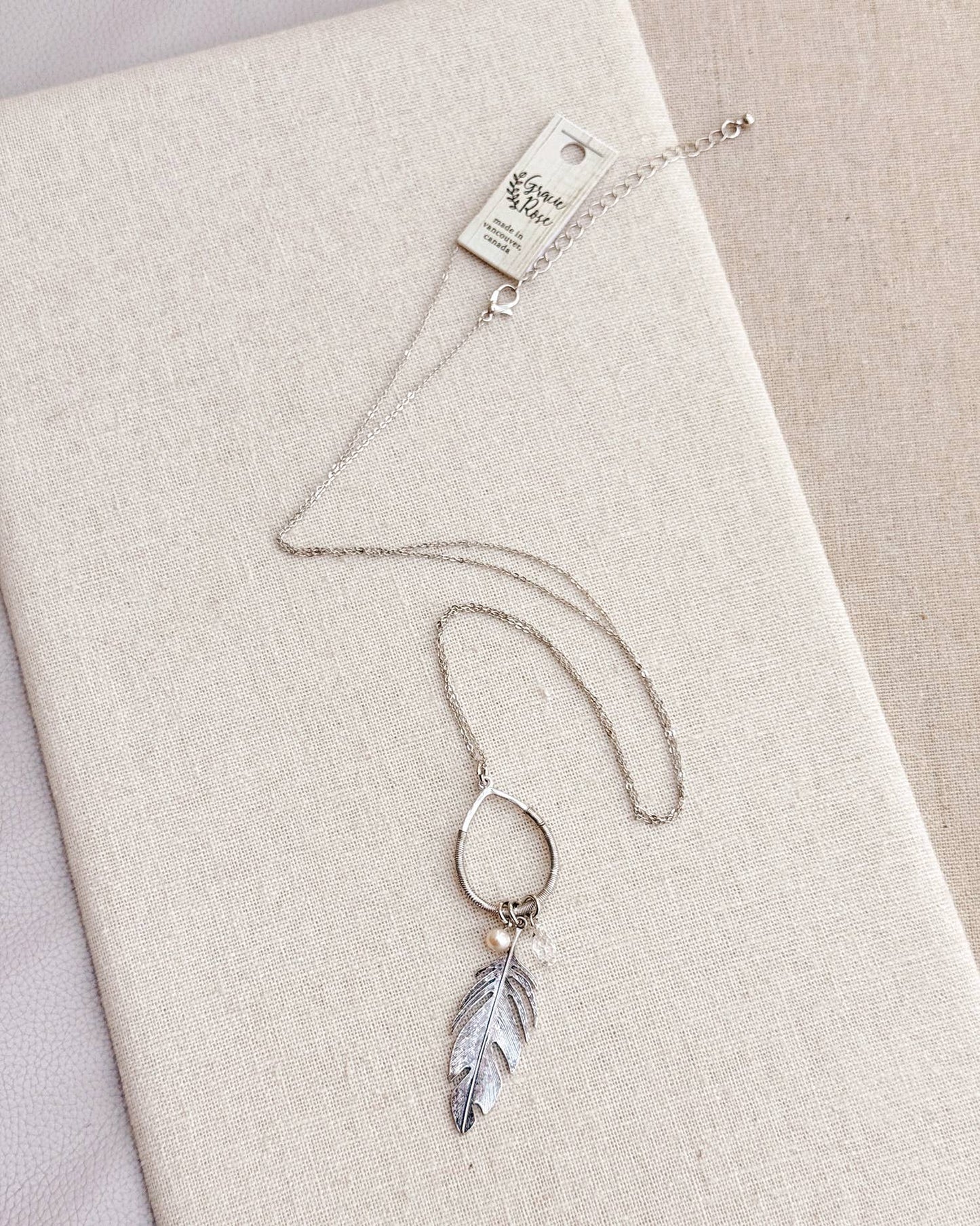 Collier en argent avec pendentif plume vintage en perles et cristaux.