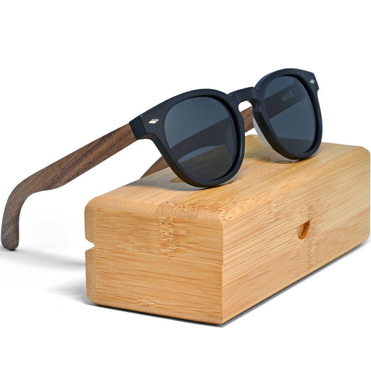 Lunettes de soleil rondes en bois de noyer avec verres polarisés noirs