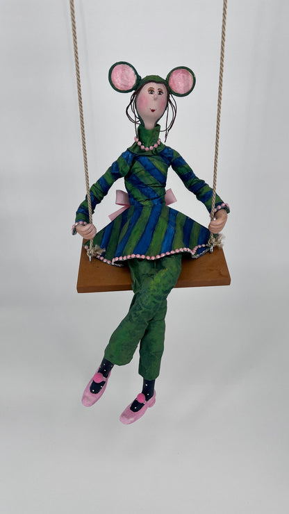 LA SOURIS VERTE (sur balançoire)