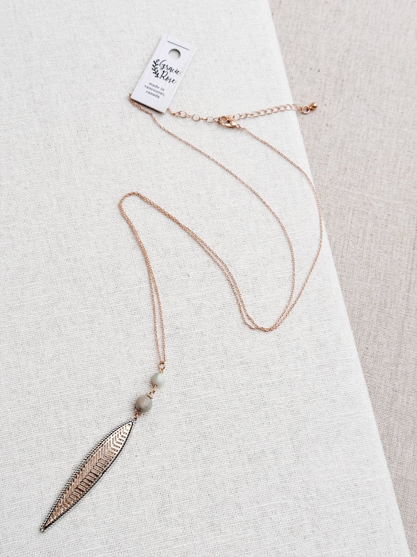 Collier à longues couches avec pendentif en forme de feuille d'amazonite en argent et or