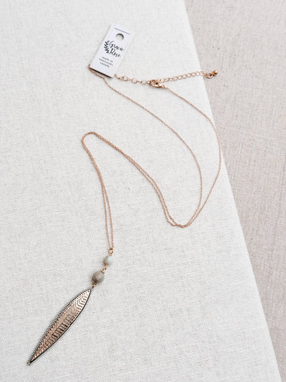 Collier à longues couches avec pendentif en forme de feuille d'amazonite en argent et or