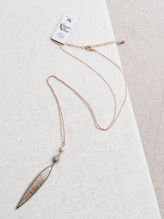 Collier à longues couches avec pendentif en forme de feuille d'amazonite en argent et or