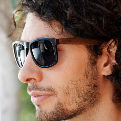 Lunettes de soleil carrées en bois de noyer avec verres polarisés noirs