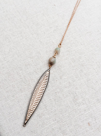 Collier à longues couches avec pendentif en forme de feuille d'amazonite en argent et or