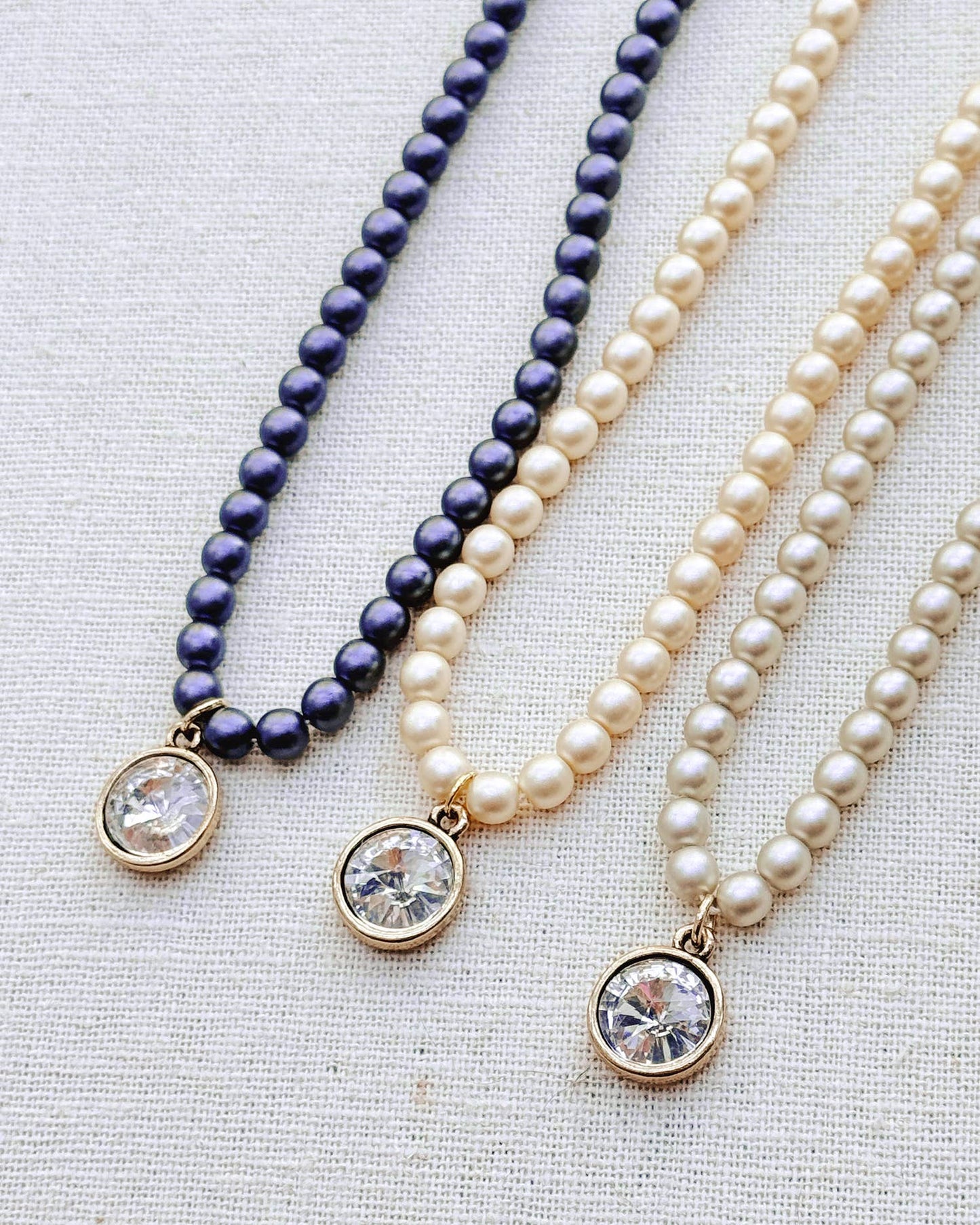 Collier Pendentif en Perles Colorées et Strass à Lustre Mat: Gris Foncé