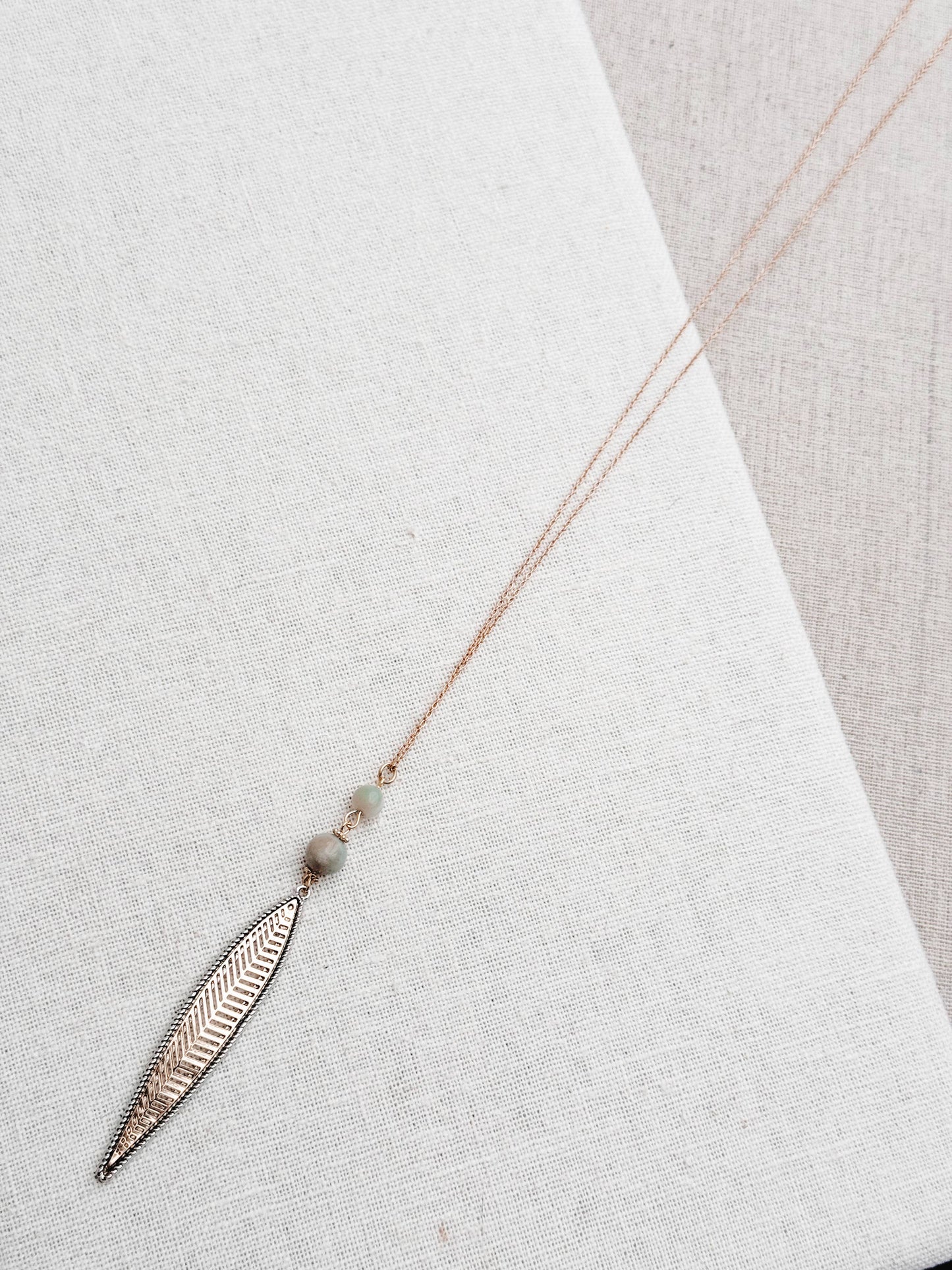 Collier à longues couches avec pendentif en forme de feuille d'amazonite en argent et or